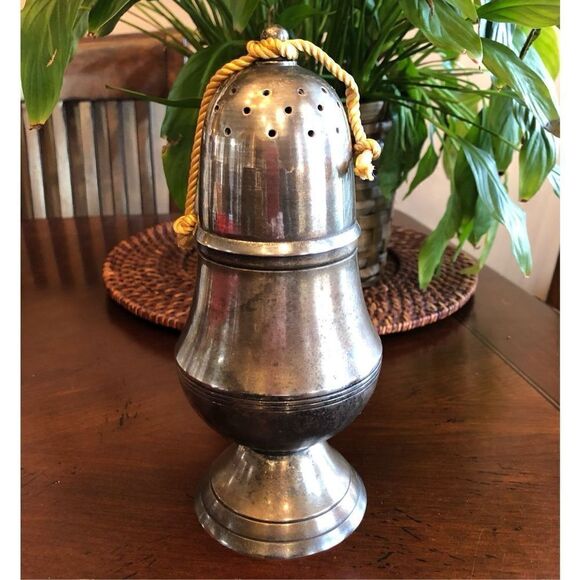 VINTAGE SILVER-PLATED SUGAR SHAKER - 🎉HPX2🎉 8.5” Muffineer. Used for Body Powder - Picture 3 of 10